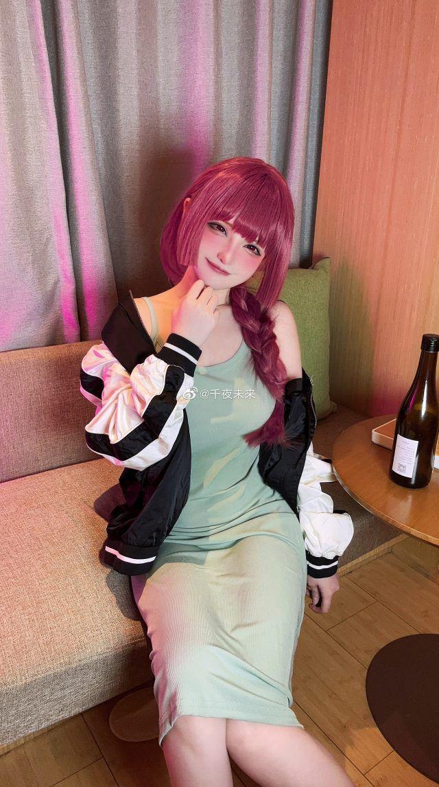 《孤独摇滚！》中的广井菊里：千夜未来COS魅力四射，演绎独特可爱风格-清美唯艺