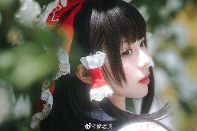 图片[3]-修老虎再现《东方Project》博丽灵梦，展现可爱与魅力的完美交融-清美唯艺