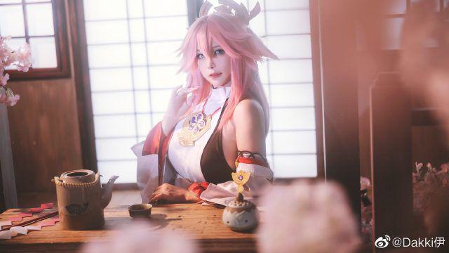 图片[3]-Dakki伊化身《原神》八重神子，惊艳演绎神秘宫司的独特魅力-清美唯艺