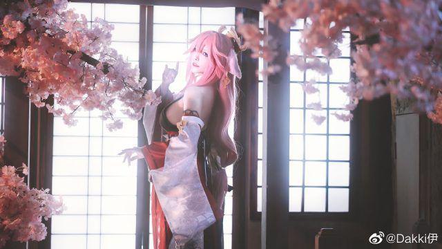 Dakki伊化身《原神》八重神子，惊艳演绎神秘宫司的独特魅力-清美唯艺