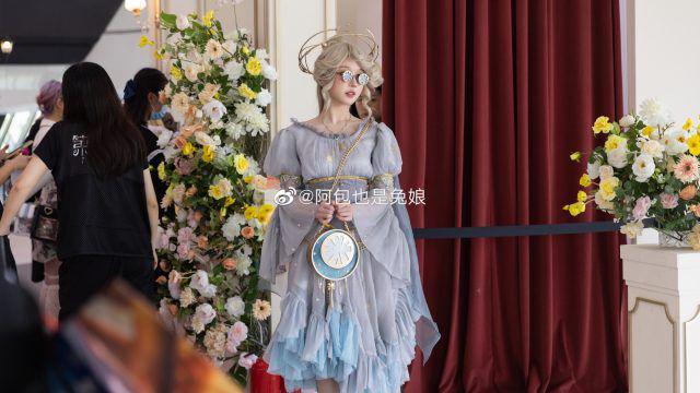 兔娘阿包新风貌：艾玛·伍兹在《第五人格》中的精彩Cosplay美图集-清美唯艺