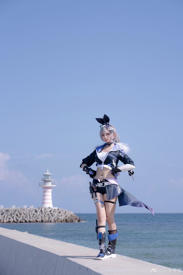 “探索《崩坏》世界：宝宝化身银狼，演绎‘星核猎手’的神秘诱惑”-清美唯艺