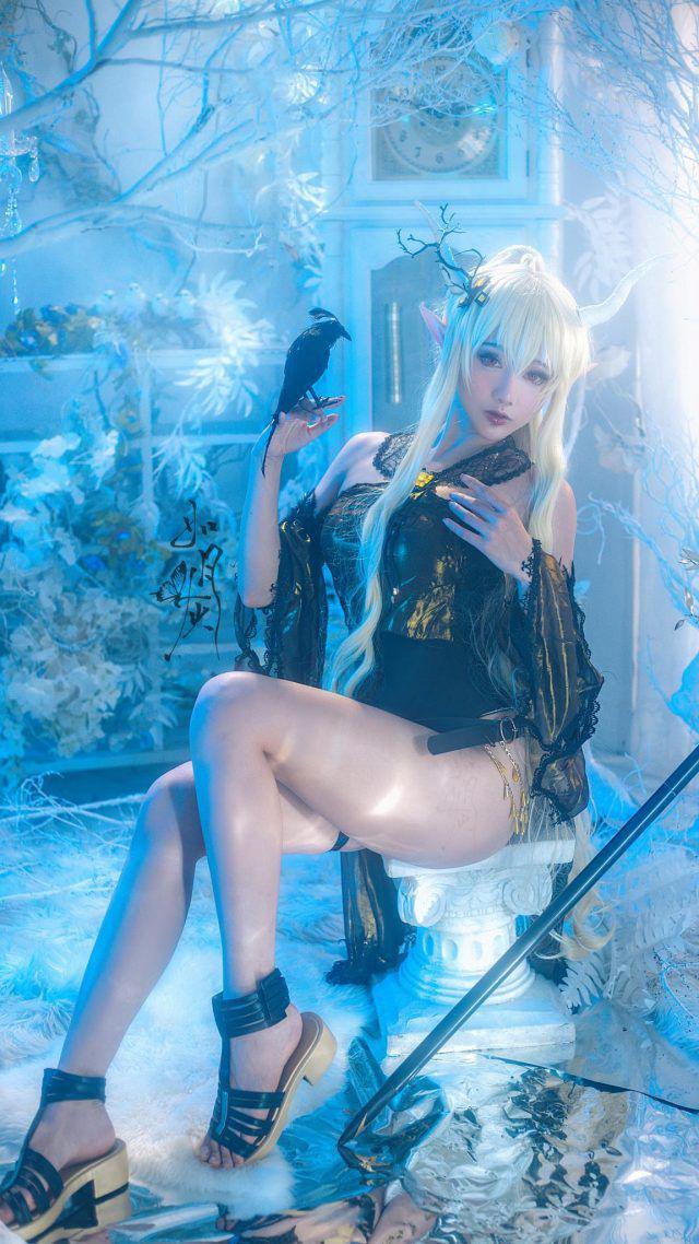 “暗夜幽光：月影灰演绎《闪灵》的静谧迷魅”-清美唯艺