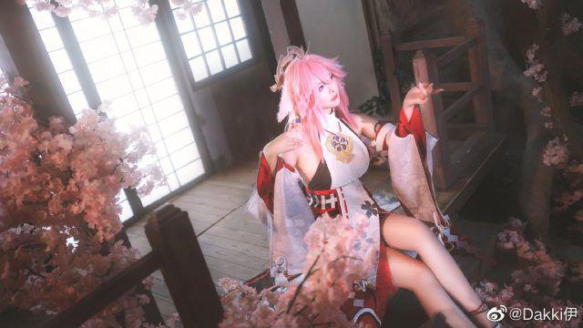 图片[2]-Dakki伊化身《原神》八重神子，惊艳演绎神秘宫司的独特魅力-清美唯艺