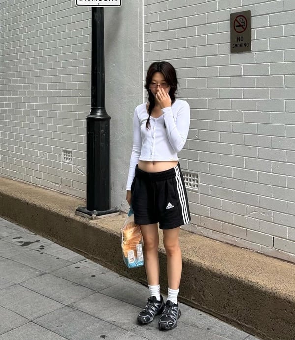 2024年潮流必备：Jennie同款跆拳道鞋与百搭Originals运动短裤的完美搭配推荐-清美唯艺