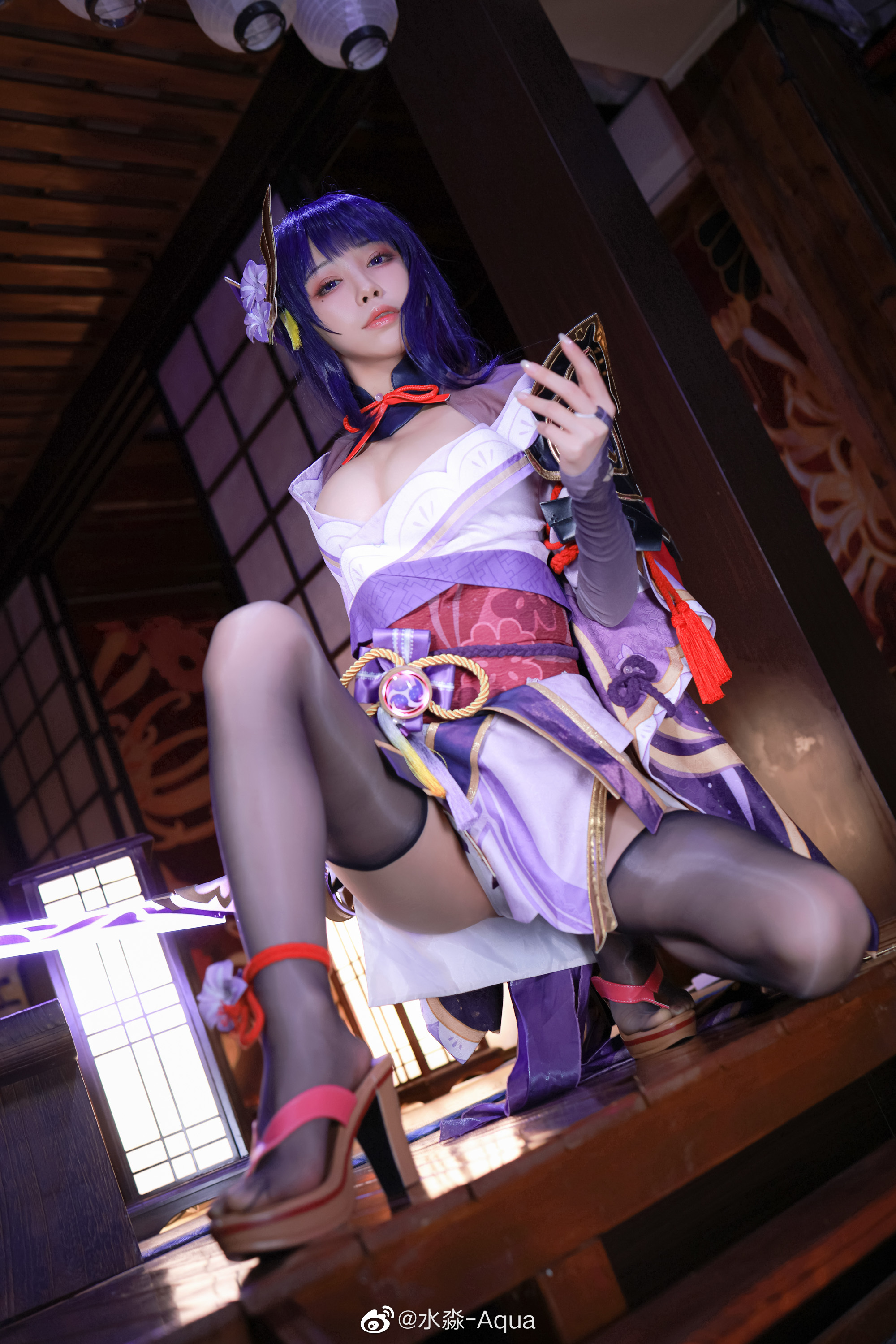 梦幻之夜：水淼aqua化身夜兰华服，COSplay幻想盛宴引爆视觉！