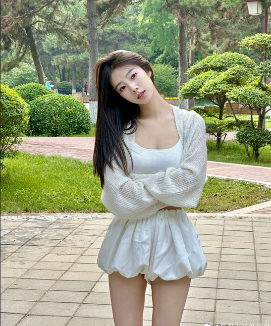 魅惑揭秘：小妖精私密写真全集，圈粉必备！