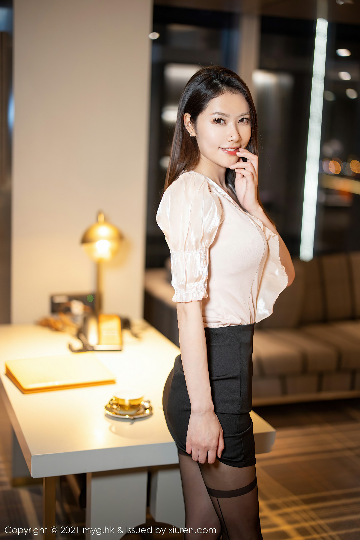 光影魅惑·80辑风尚绽放：方子萱——时尚界的灵动仙子