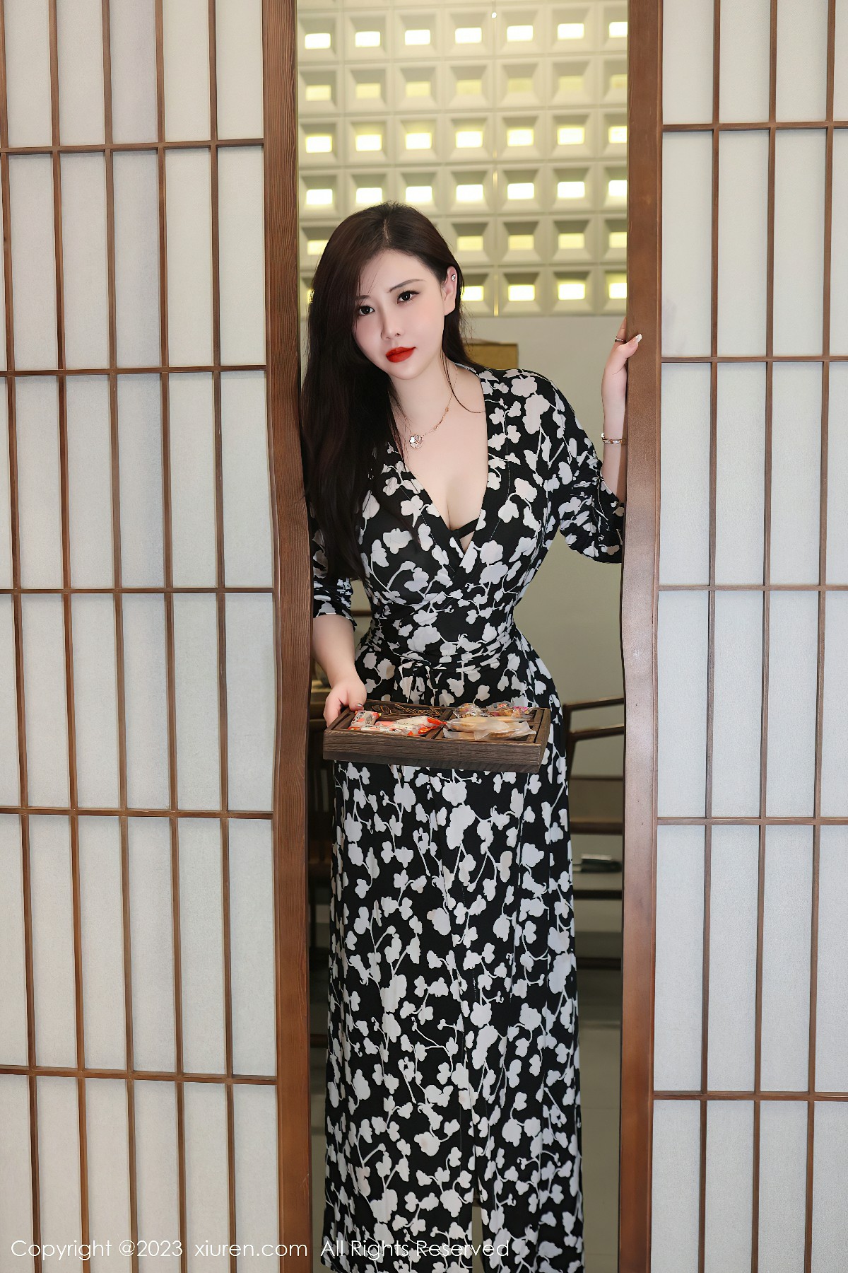 黑白绽放，王婉悠Queen裙摆间的经典新生