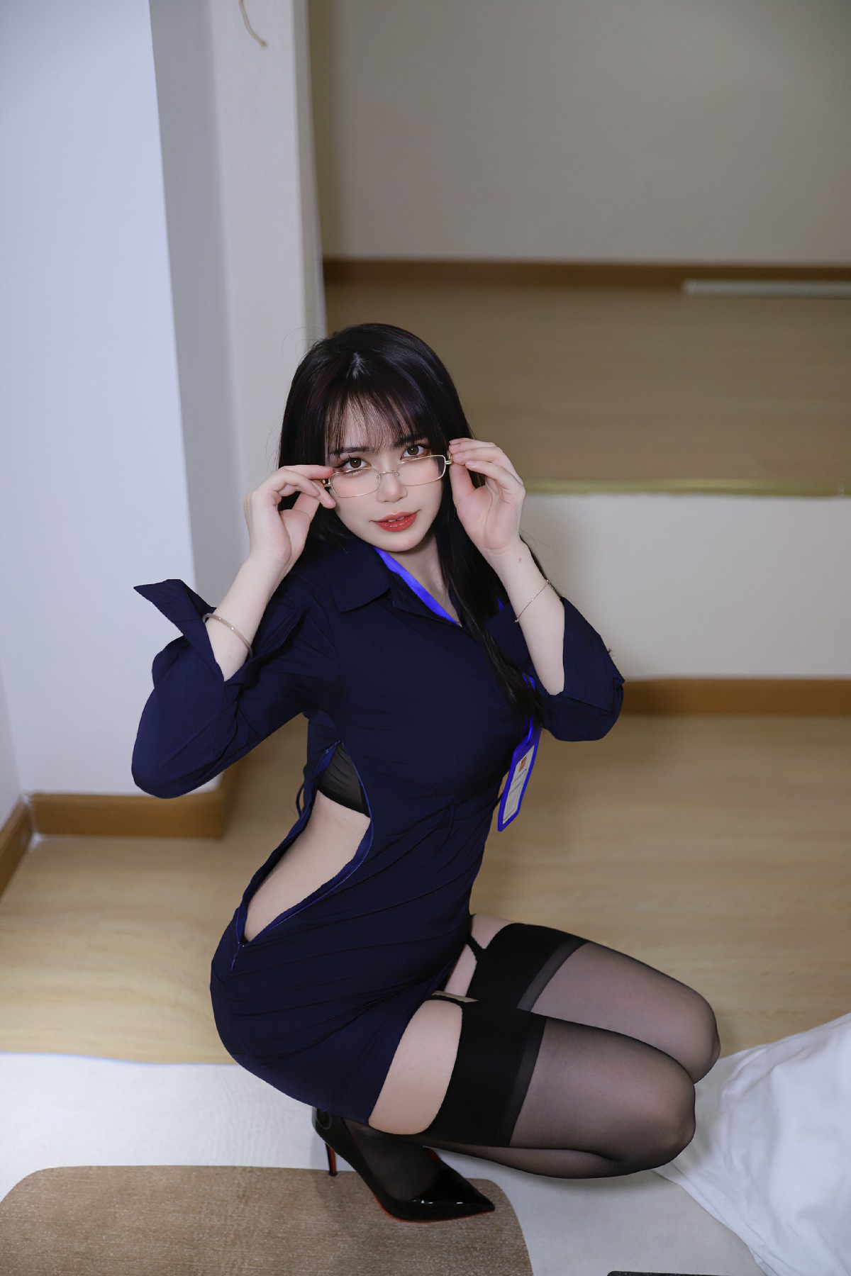 妖娆Tina演绎职场风尚：气质秘书的时尚逆袭