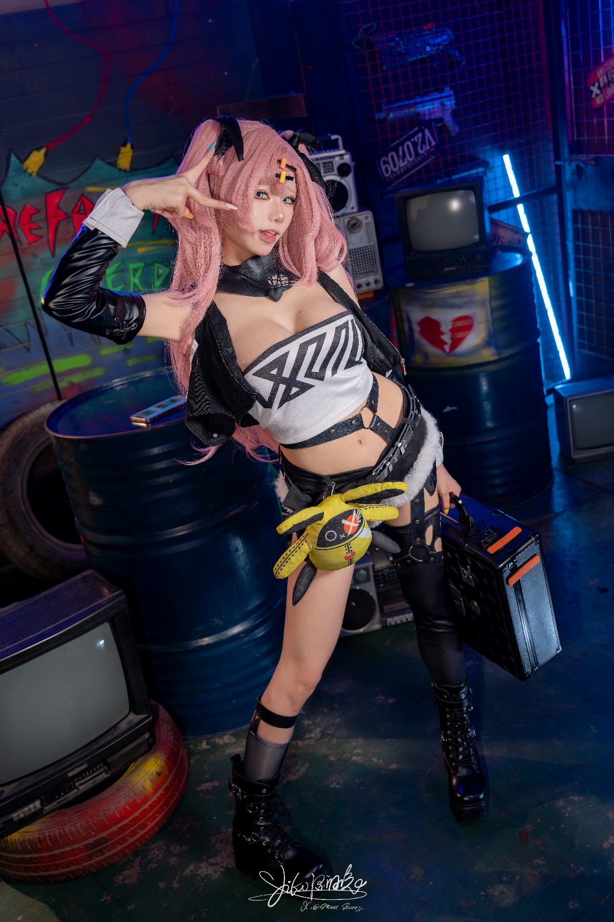 萌翻九月！黏黏团子兔×咬人小小兔『妮可三百窟』摇摆来袭🐰Shake it!