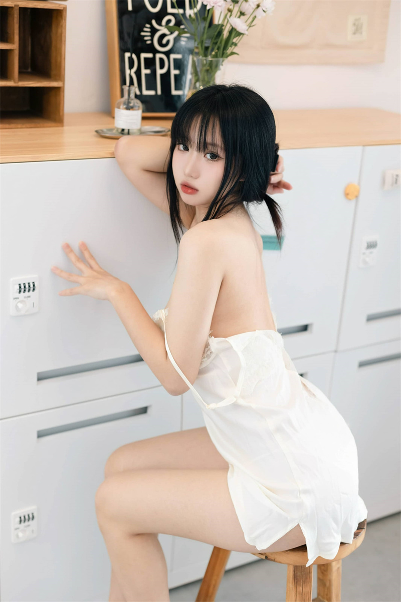柒柒要乖哦：校园女神到泳池辣妹，魅力全开吸粉无数！