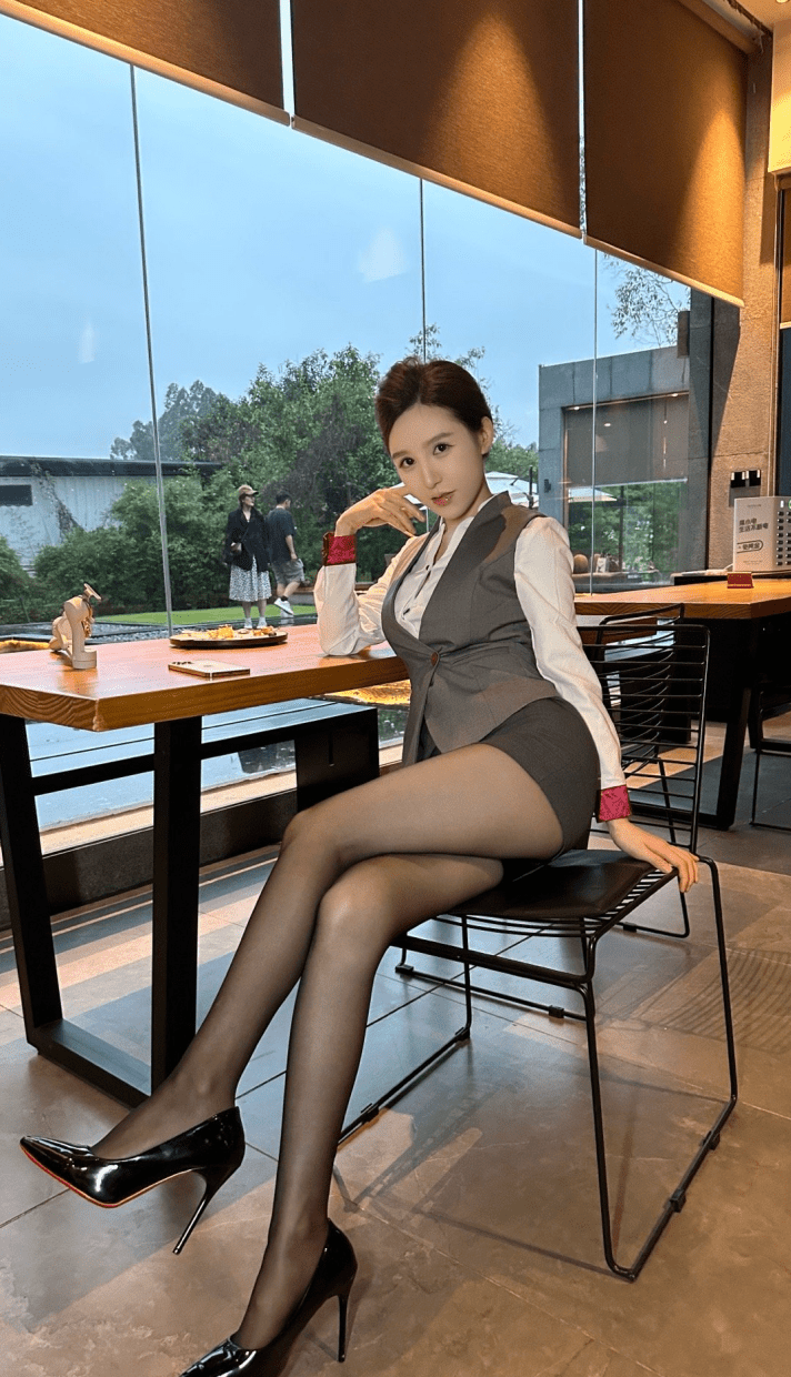 独家揭秘：岚岚蜕变记——广州起步，12期光影见证网红传奇
