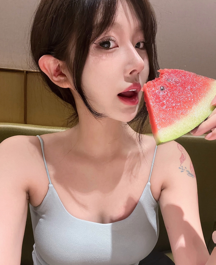 粉嫩秘境：小粉独家付费美图全集，速览珍藏！