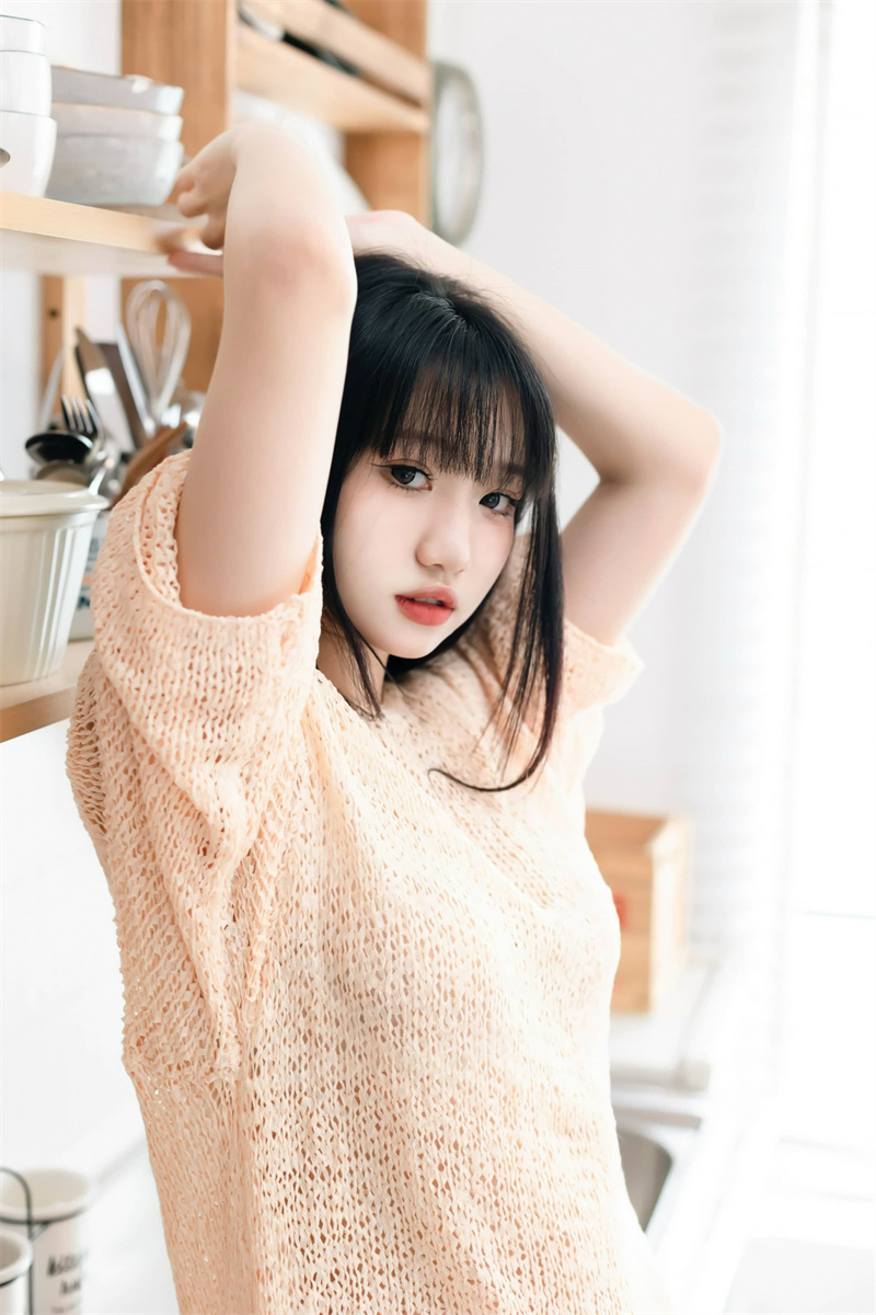 柒柒要乖哦：校园女神到泳池辣妹，魅力全开吸粉无数！