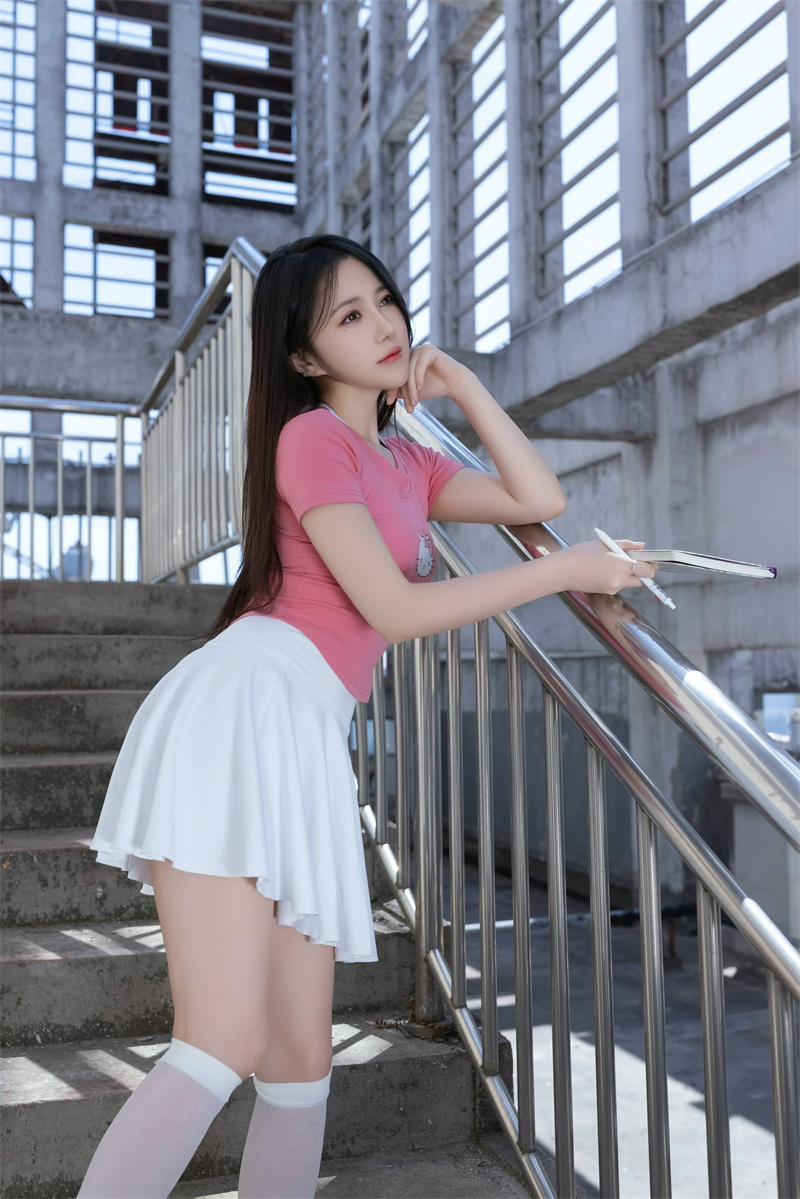 独家揭秘：鱼子酱女神微密美照大放送，甜萌魅力瞬间捕获心扉！