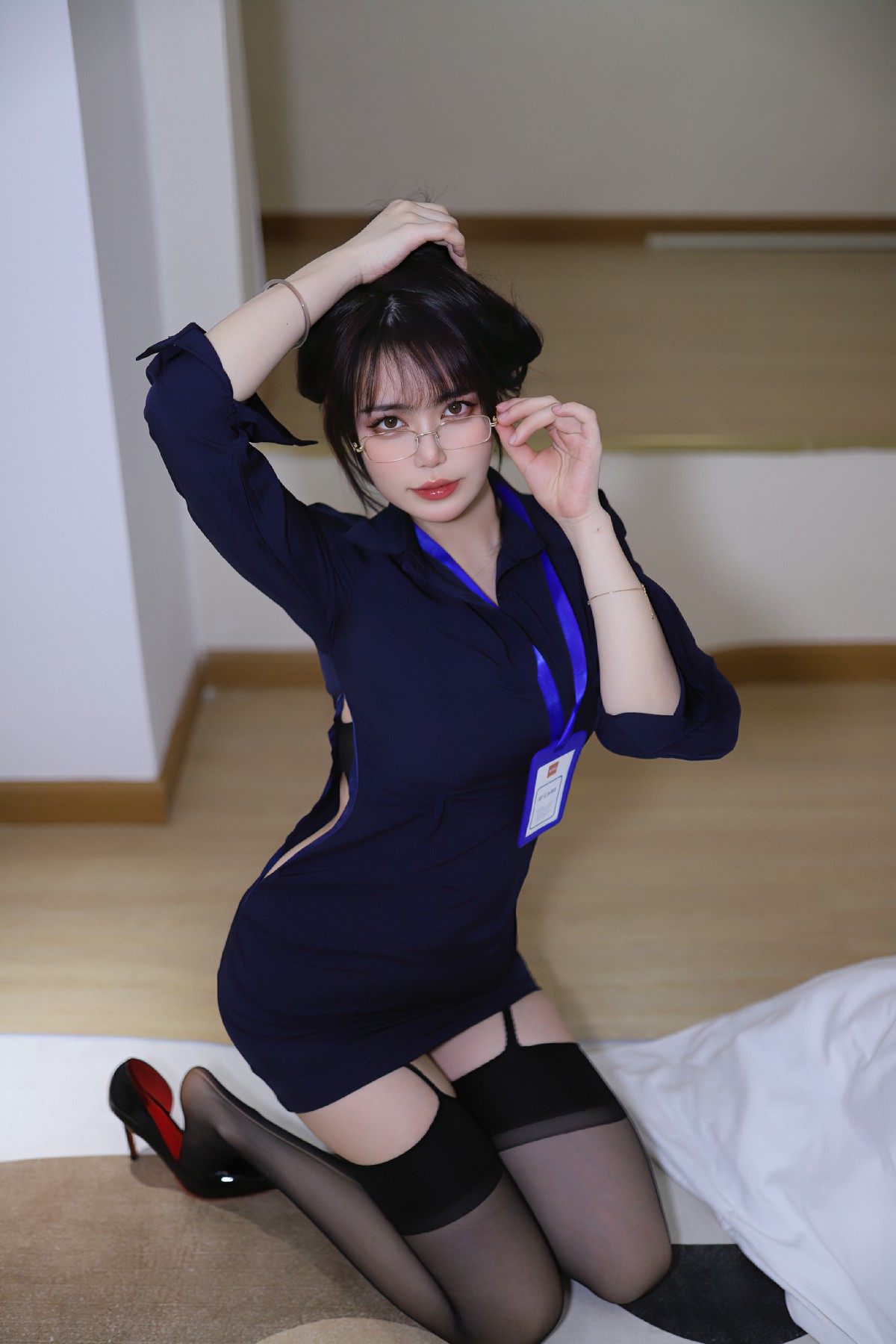 妖娆Tina演绎职场风尚：气质秘书的时尚逆袭