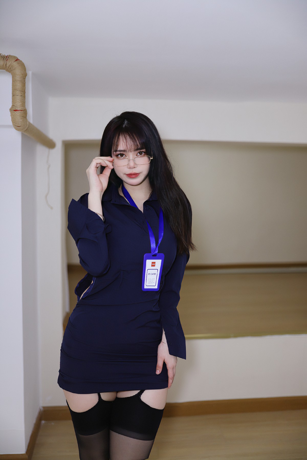 妖娆Tina演绎职场风尚：气质秘书的时尚逆袭-清美唯艺