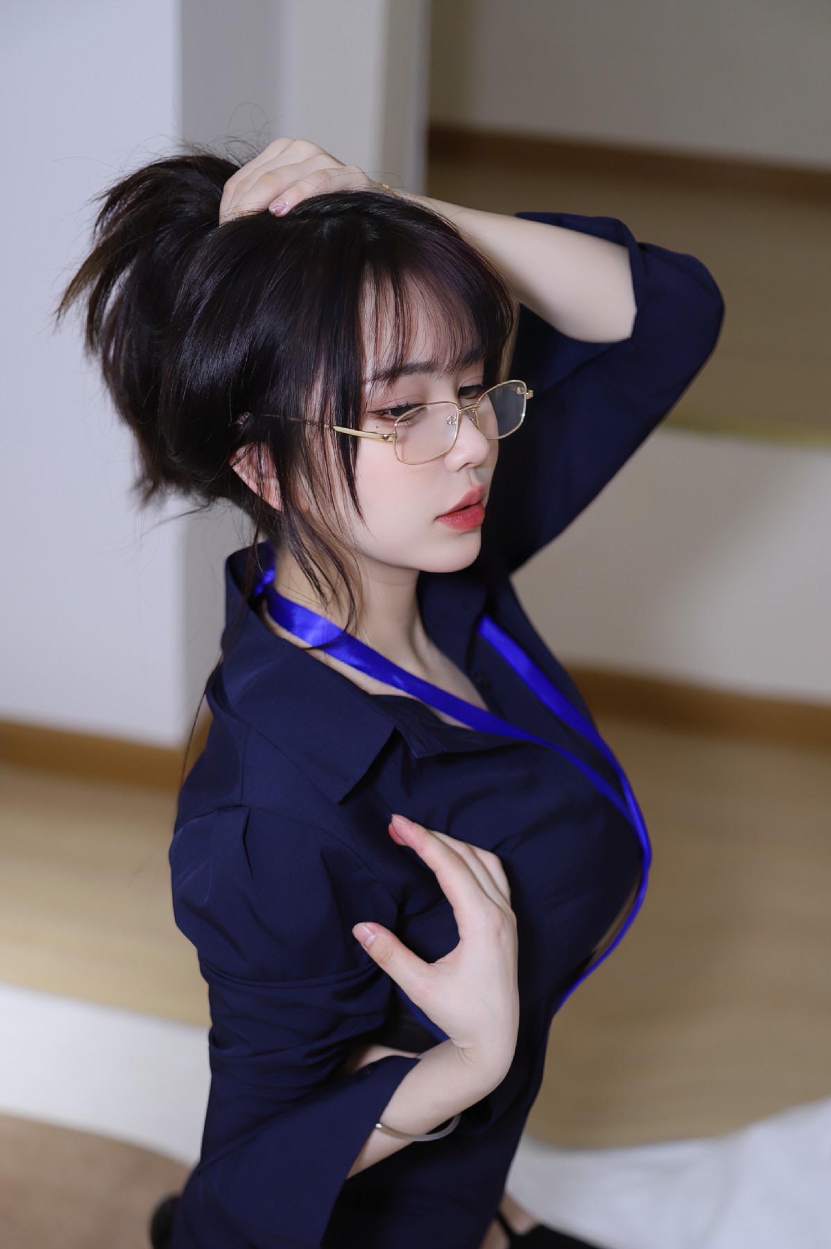 妖娆Tina演绎职场风尚：气质秘书的时尚逆袭