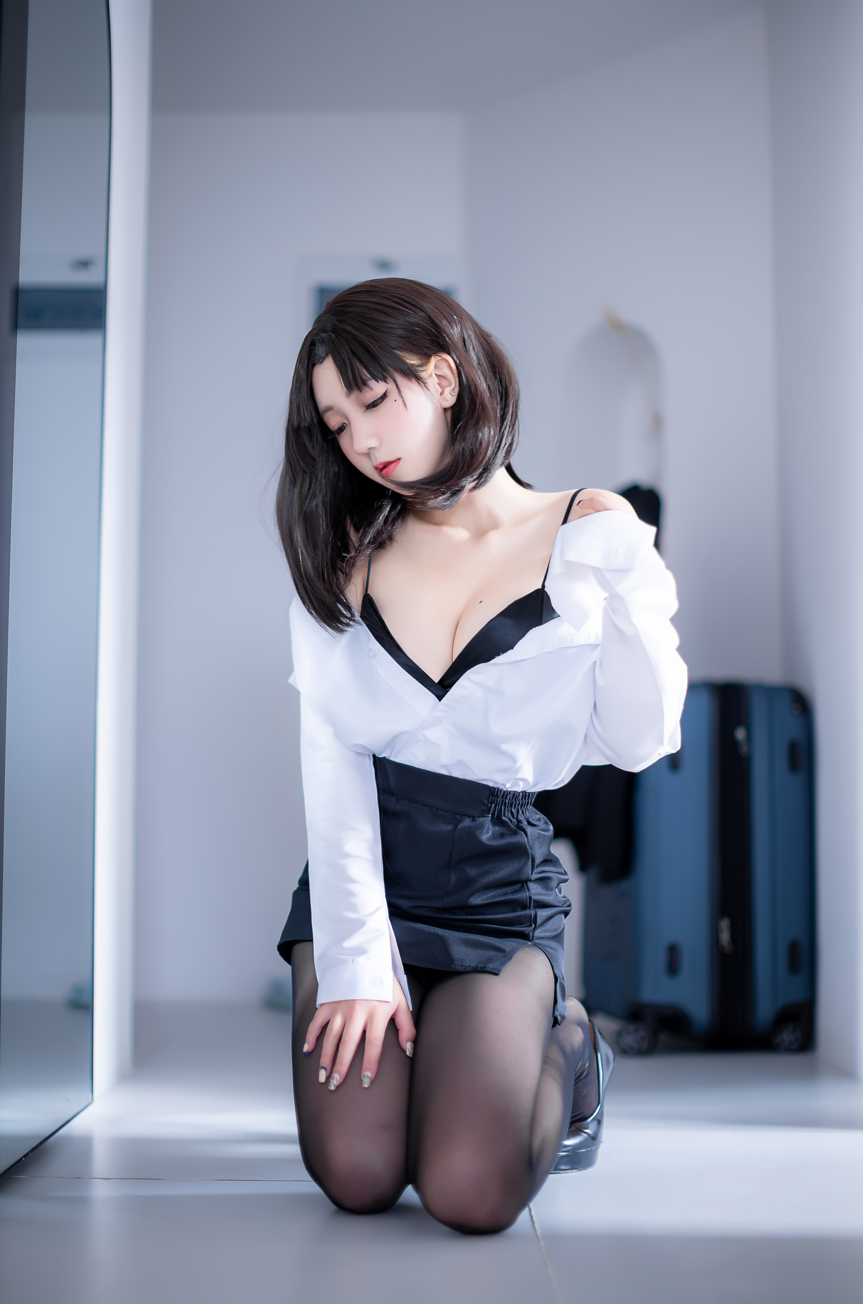 职场魅影：蓝小沂KiKi黑白OL穿搭，美到心醉！
