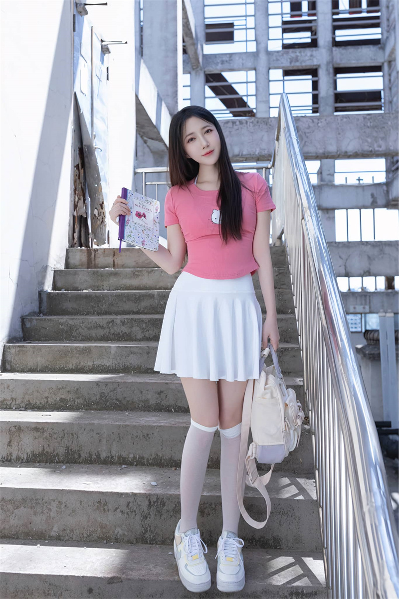 独家揭秘：鱼子酱女神微密美照大放送，甜萌魅力瞬间捕获心扉！
