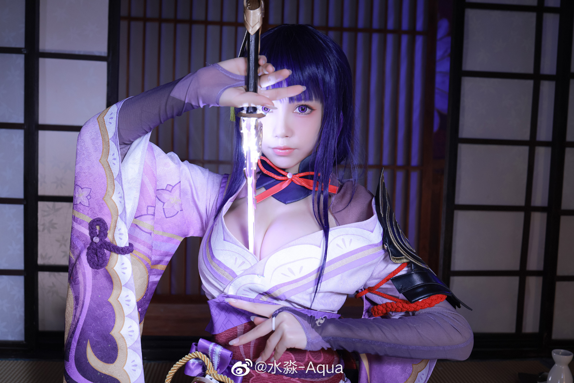 梦幻之夜：水淼aqua化身夜兰华服，COSplay幻想盛宴引爆视觉！