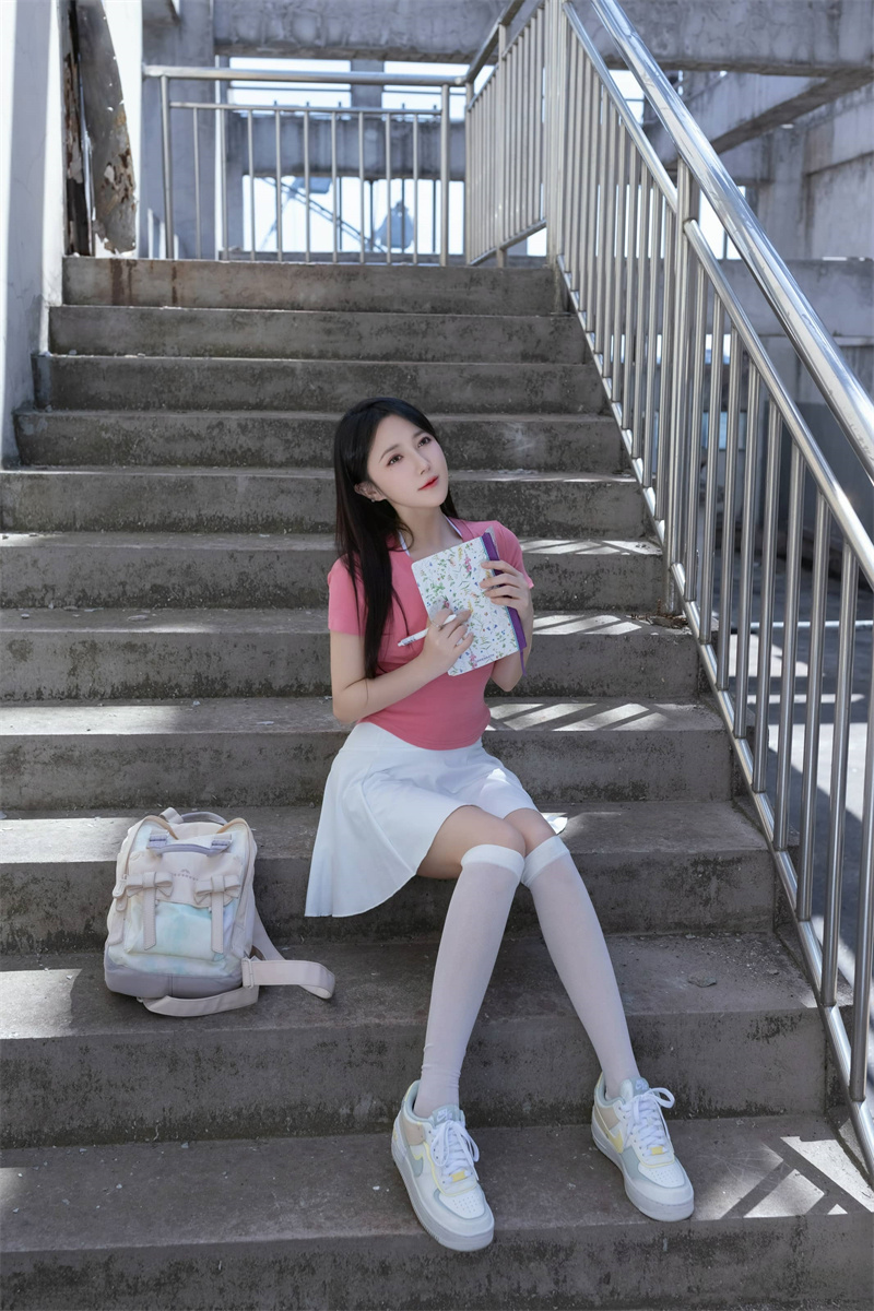 独家揭秘：鱼子酱女神微密美照大放送，甜萌魅力瞬间捕获心扉！