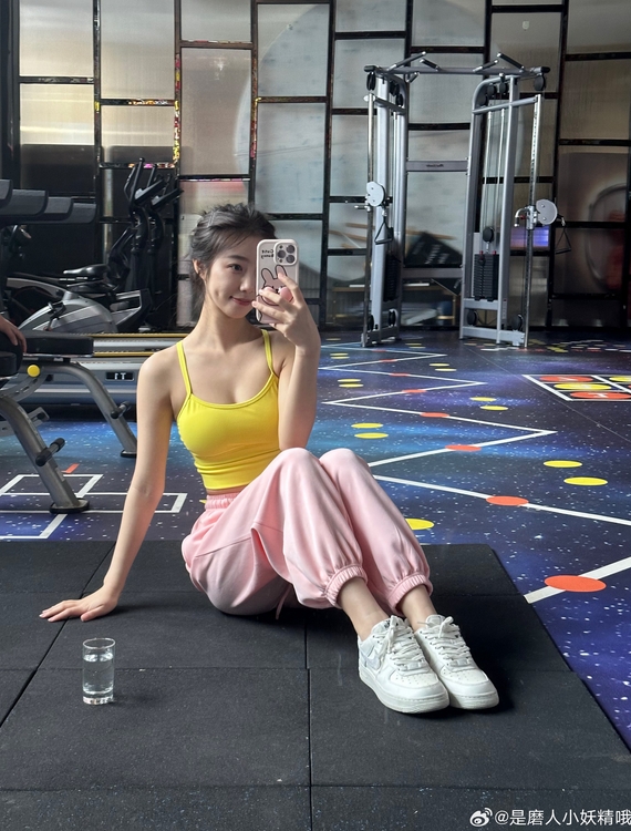 魅惑揭秘：小妖精私密写真全集，圈粉必备！