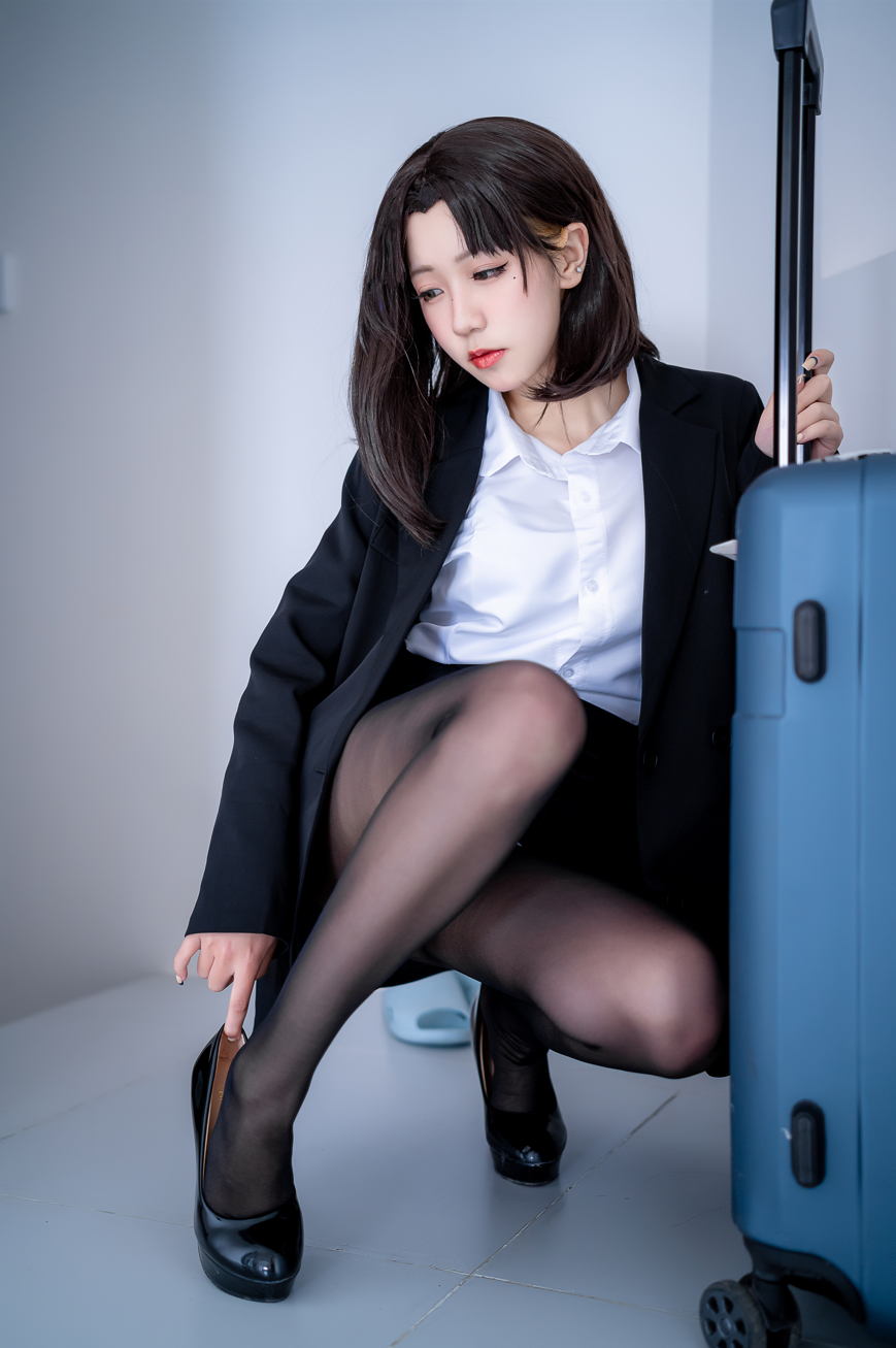 职场魅影：蓝小沂KiKi黑白OL穿搭，美到心醉！