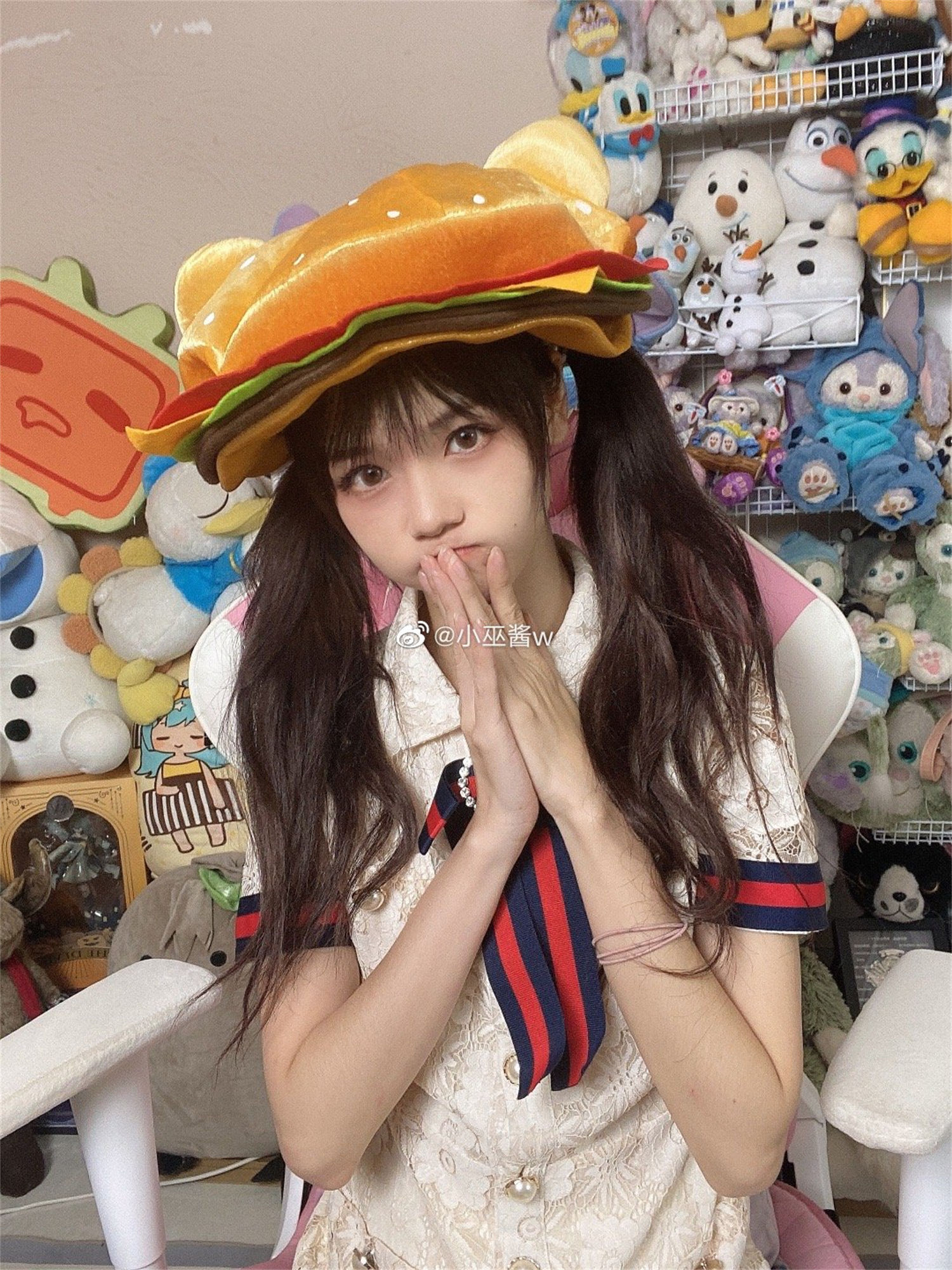 小巫酱的真名是什么？她的汉堡摄影作品有哪些独特之处？-清美唯艺