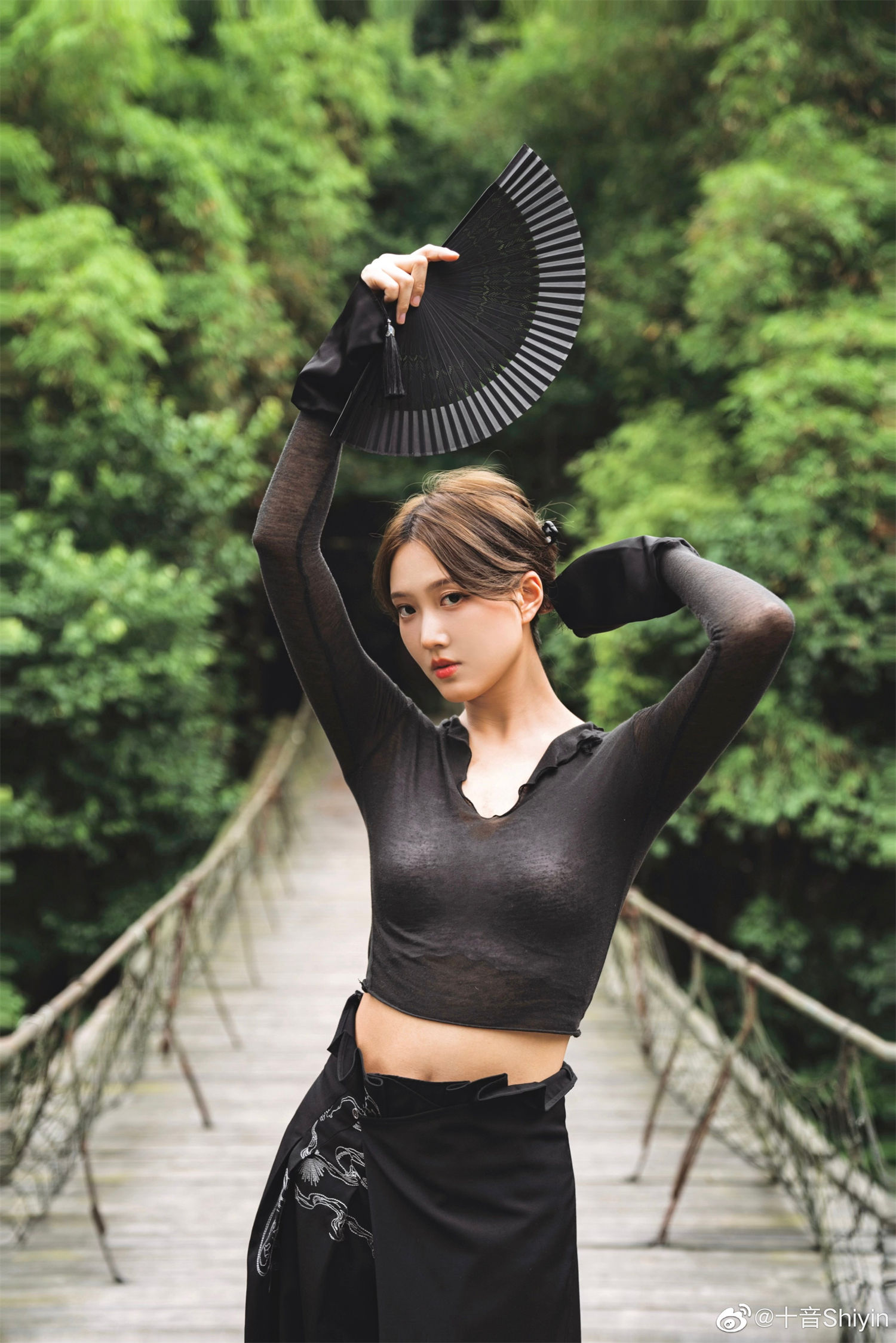 图片[2]-微博十音Shiyin的黑色造型亮眼吗？她的年龄是多少？-清美唯艺