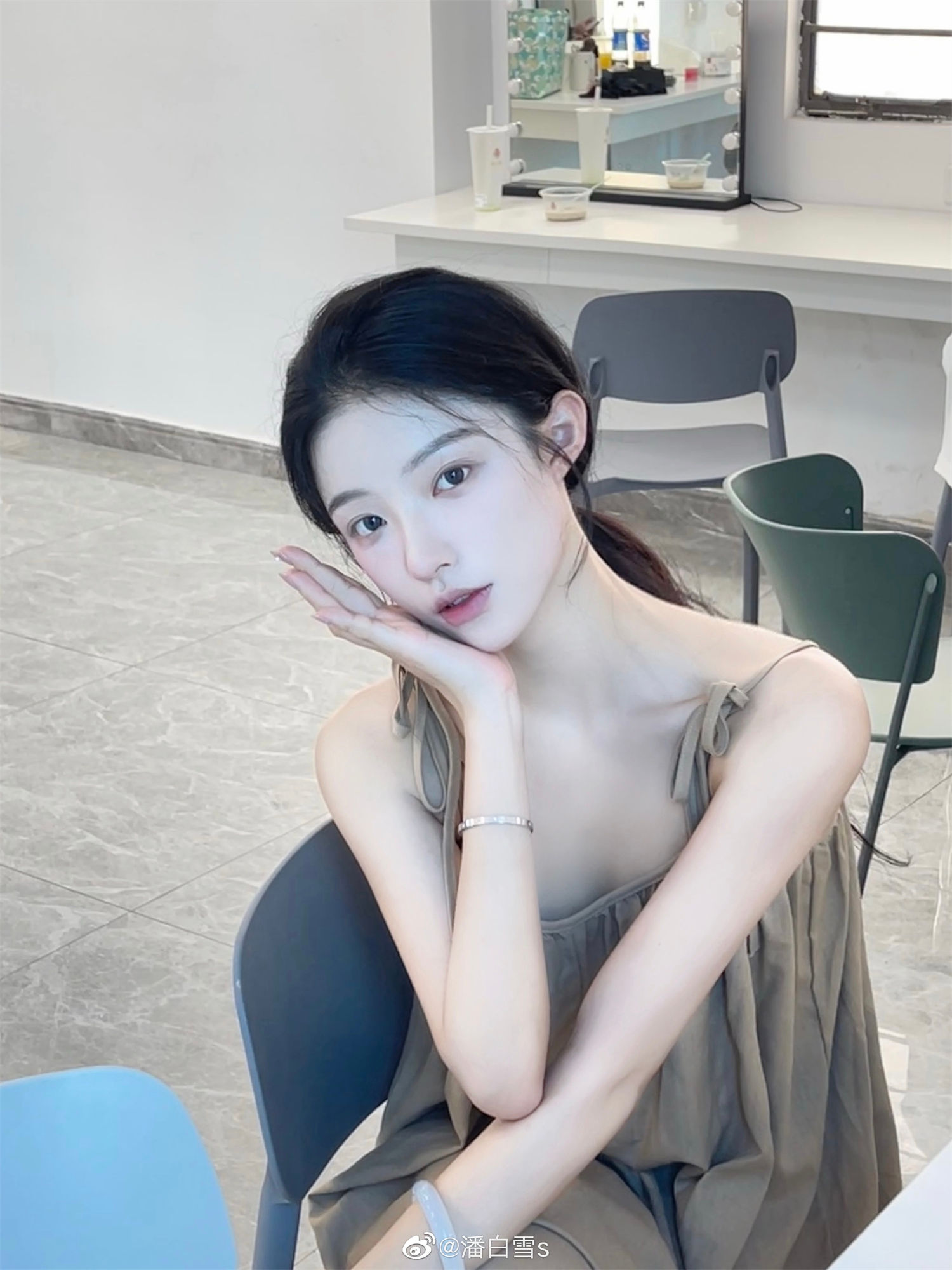 如何查找潘白雪的个人资料？她的微博是否有分享生活照片？-清美唯艺