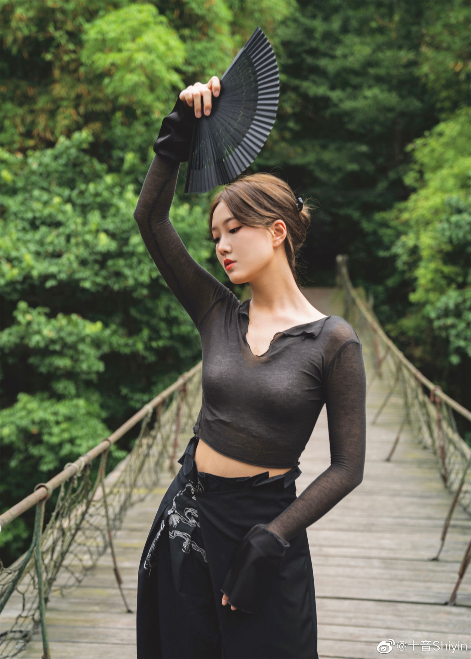 微博十音Shiyin的黑色造型亮眼吗？她的年龄是多少？-清美唯艺