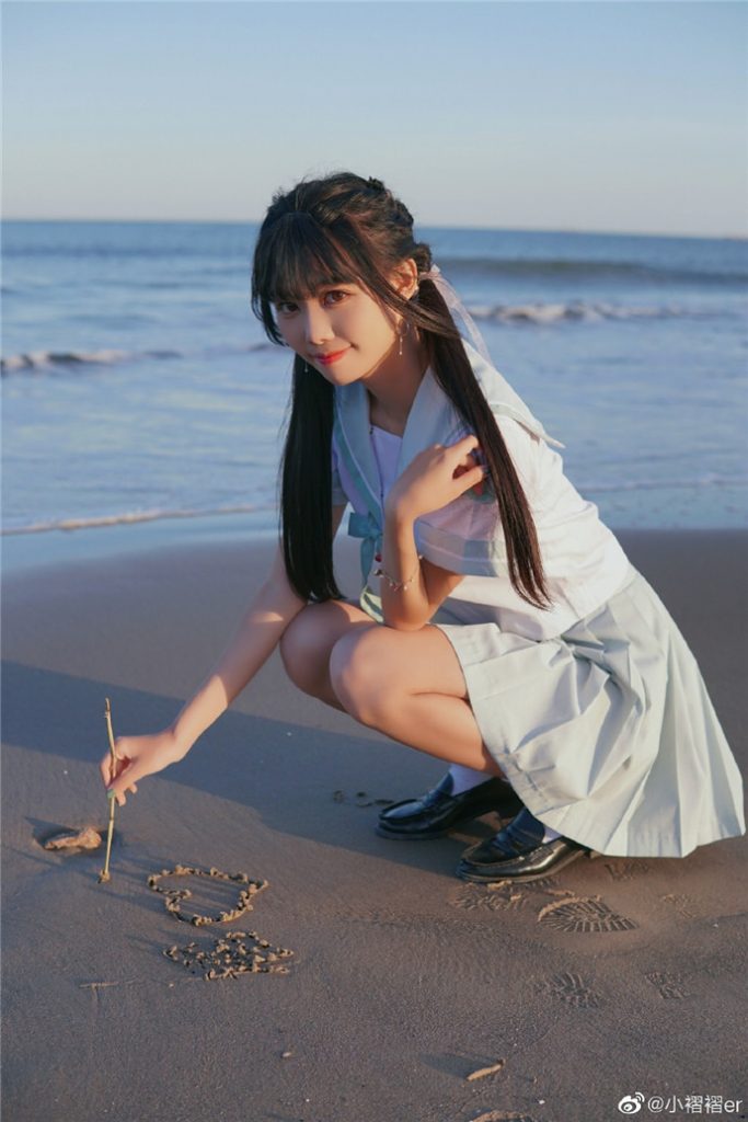 图片[2]-小褶褶er究竟是什么？如何让海边jk制服的年轻美少女cos更具魅力？-清美唯艺