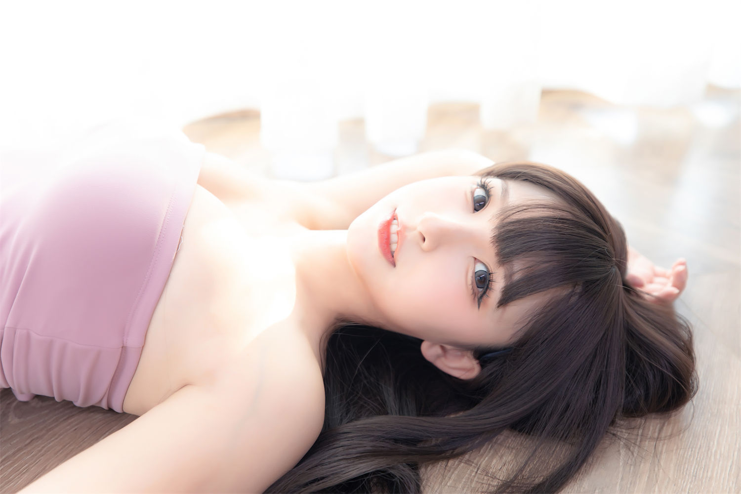 领略神楽坂真冬的甜美魅力：草莓与蜜桃的视觉盛宴-清美唯艺