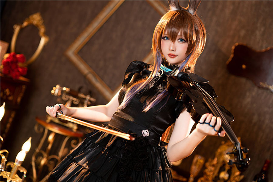 星之迟迟携碧黑薄纱礼服璀璨登场，尽显奢华魅力！-清美唯艺