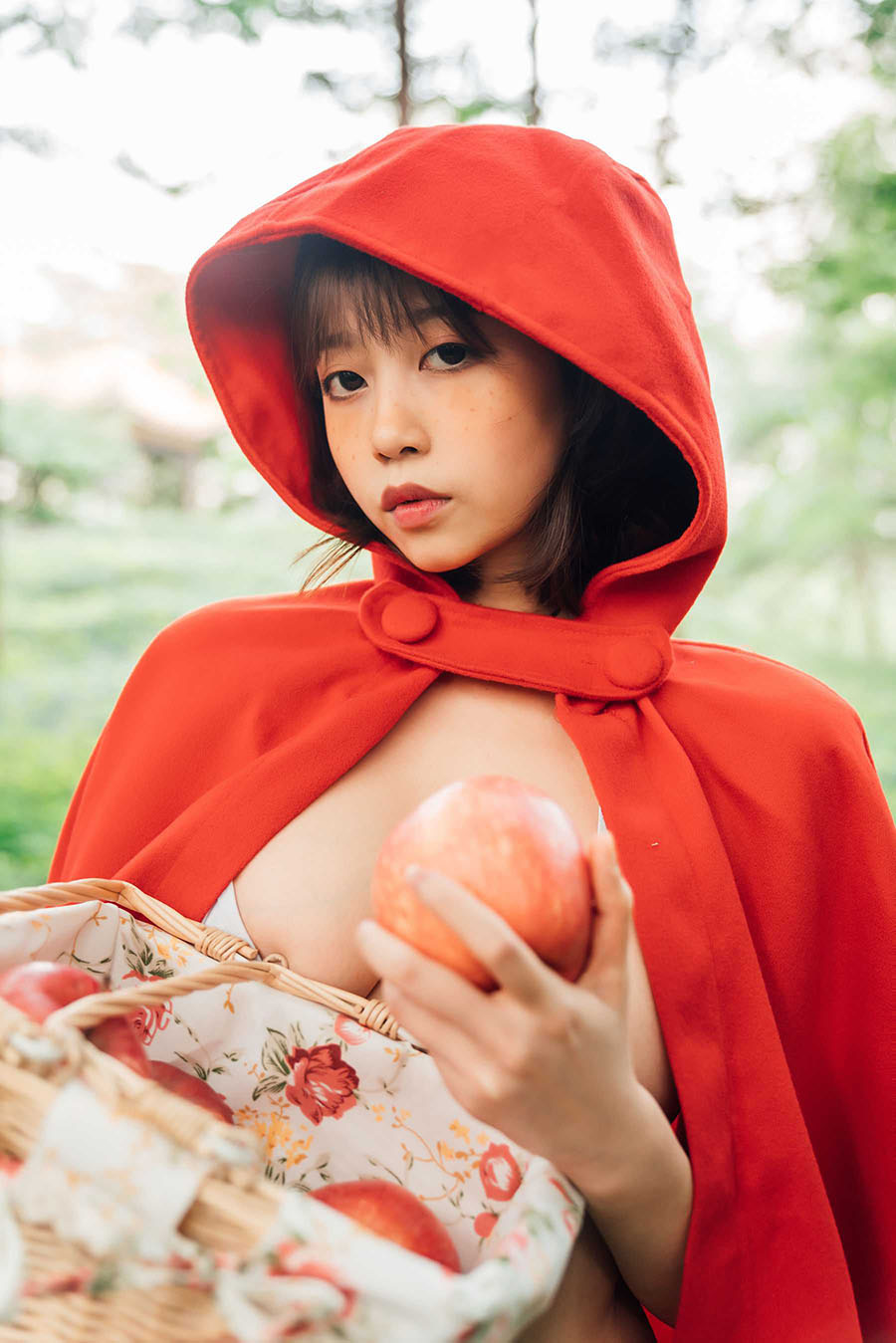 图片[4]-奈汐酱的表现如何？大红帽COS照集锦在哪里可以找到？-清美唯艺